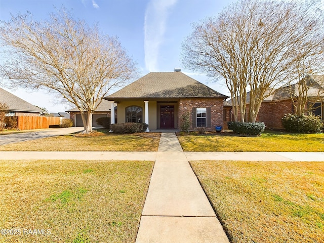 view of front facade featuring a garage and a front yard