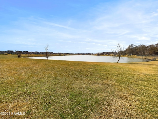 view of yard featuring a water view