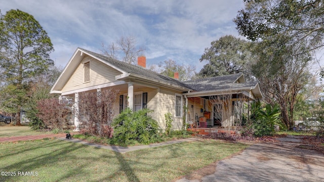 view of front facade with a porch and a front yard