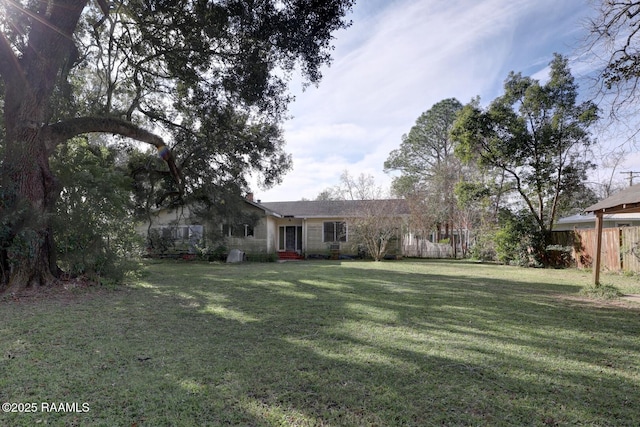 view of front of house featuring a front lawn