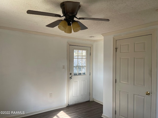 entrance foyer featuring ceiling fan, dark wood-type flooring, a textured ceiling, and ornamental molding