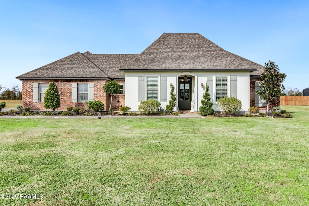 view of front of home featuring a front yard