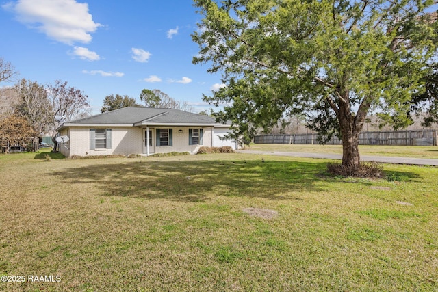 view of front of property featuring a front yard