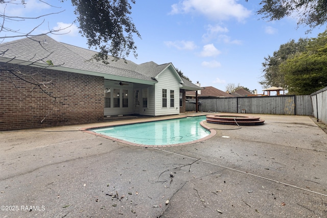 view of pool featuring an in ground hot tub, ceiling fan, and a patio area