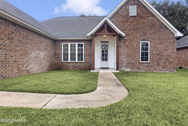 view of front of property featuring a front lawn