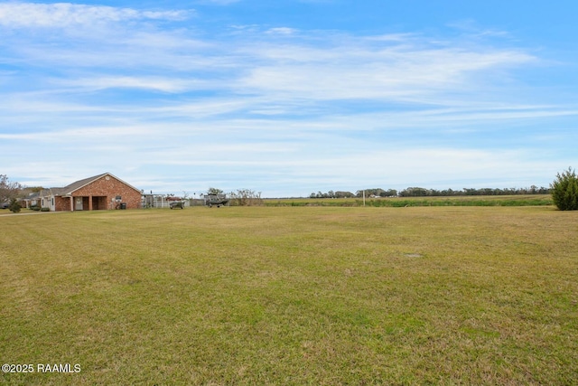 view of yard featuring a rural view