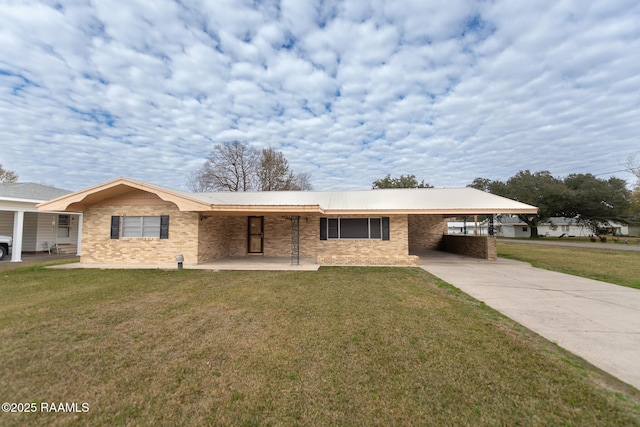 view of front of house featuring a front yard and a carport