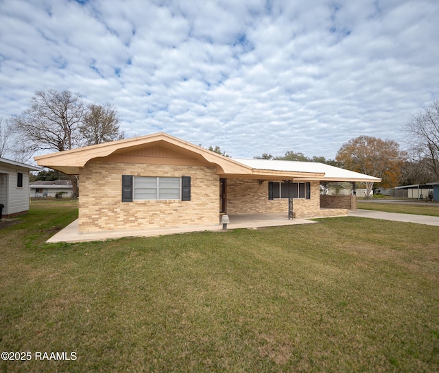 single story home featuring a front lawn