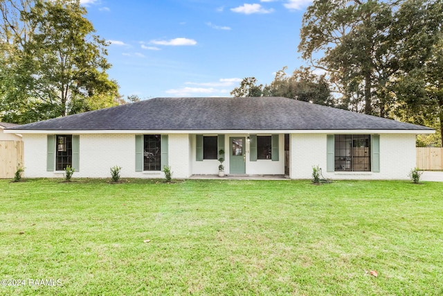 ranch-style home featuring a front yard