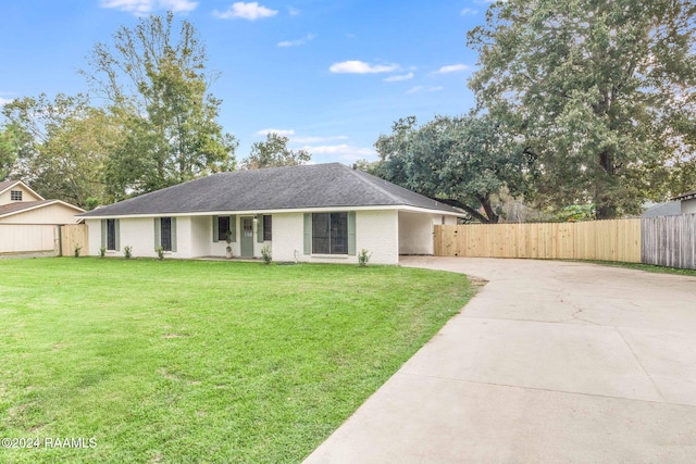 ranch-style house featuring a front yard