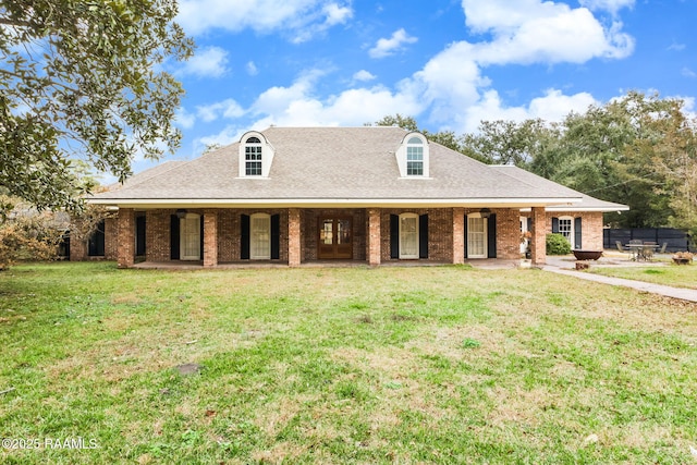 view of front of house featuring a front lawn