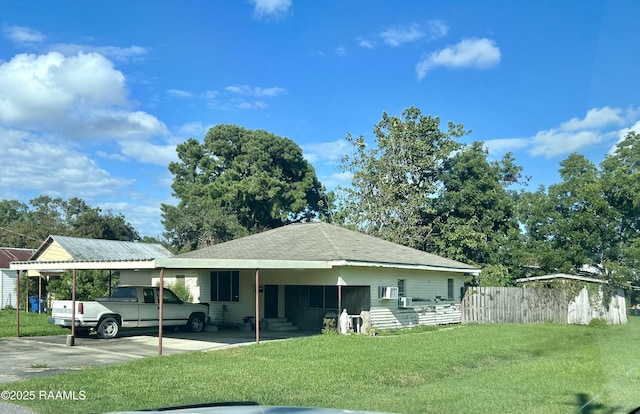 view of front of home featuring a carport and a front lawn