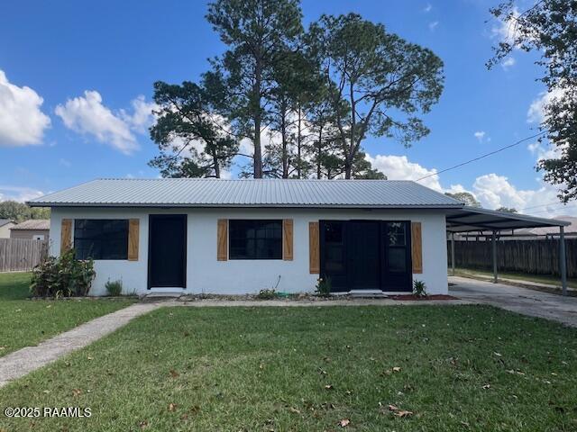 view of front of property with a carport and a front yard