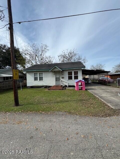 view of front of home featuring a front yard and a carport