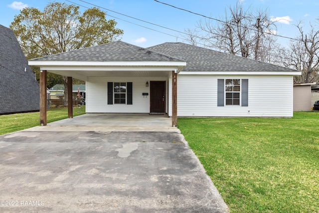 view of front of home featuring a front lawn and a carport