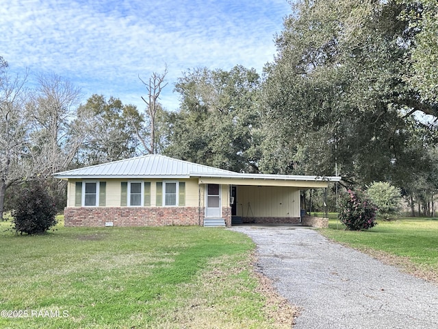 view of front of house featuring a carport and a front yard