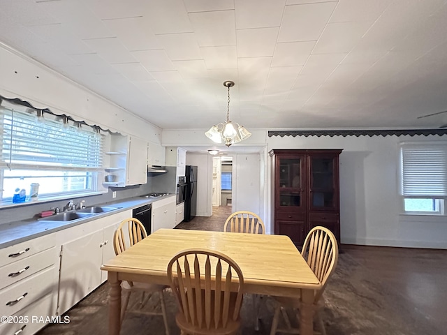 dining area featuring sink and a notable chandelier