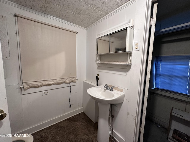 bathroom featuring crown molding