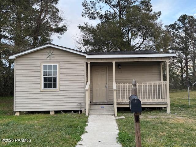 view of front of property featuring a front yard