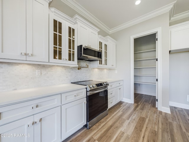 kitchen featuring crown molding, stainless steel appliances, tasteful backsplash, light hardwood / wood-style floors, and white cabinets