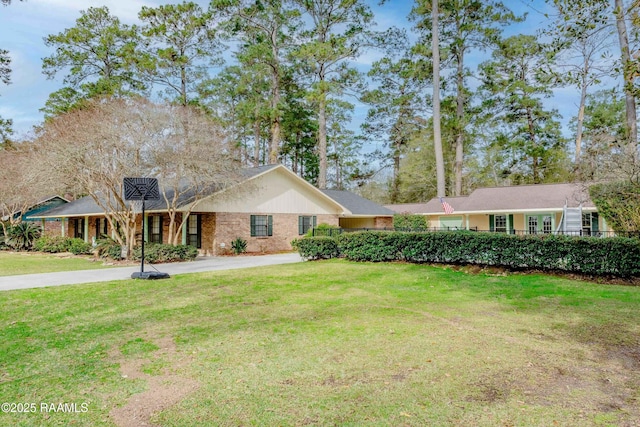 single story home with a front lawn