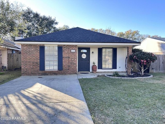 view of front of property featuring covered porch and a front yard