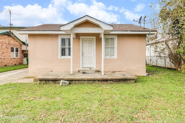 view of front of house featuring a front lawn