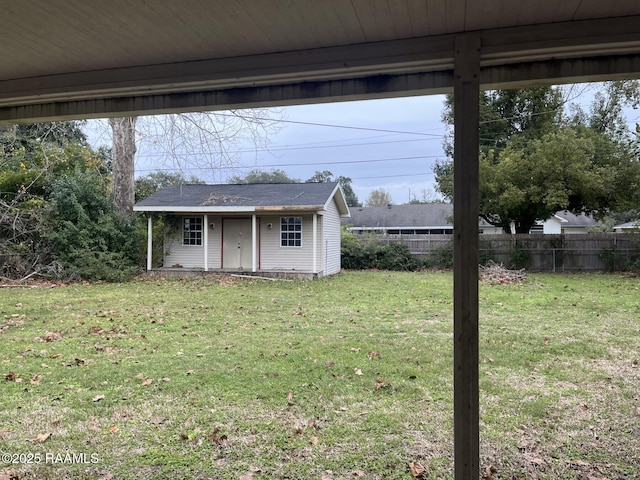 view of yard featuring an outbuilding