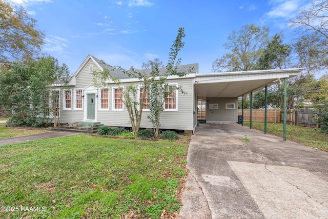 view of front of property featuring a front yard and a carport