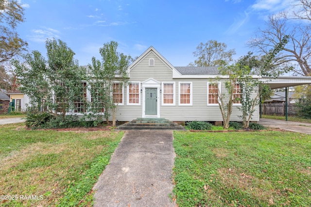 view of front of house with a carport and a front yard