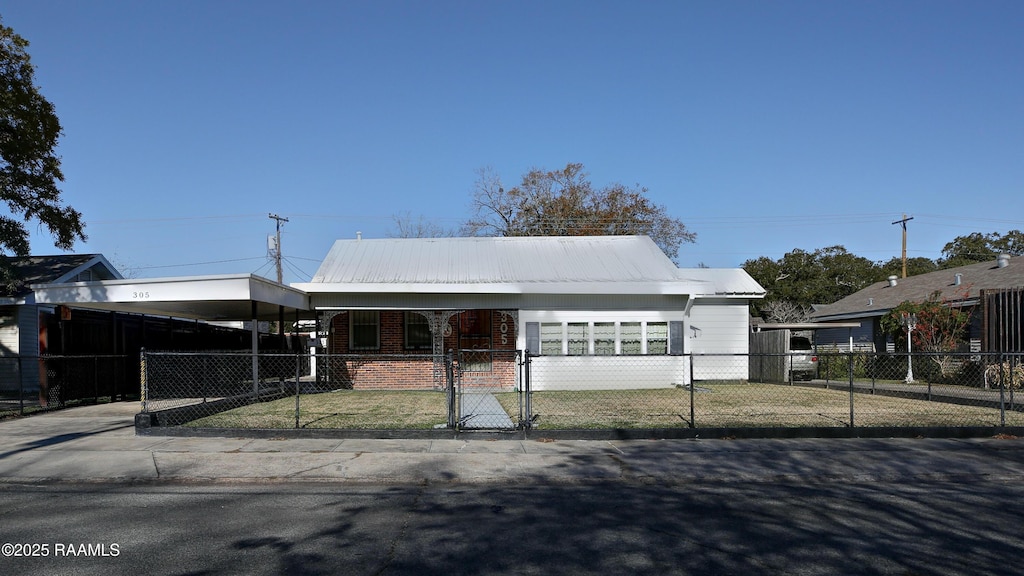 view of front facade featuring a carport and a front lawn