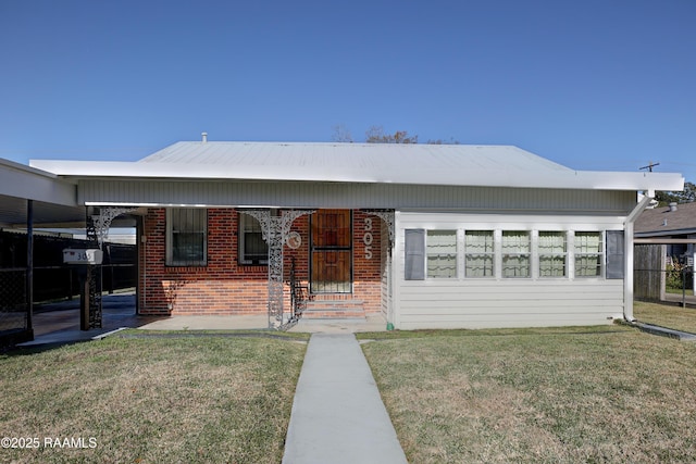 view of front of house featuring a front yard and a carport