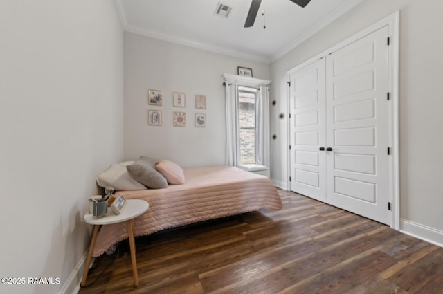 bedroom with a closet, ceiling fan, ornamental molding, and dark hardwood / wood-style floors