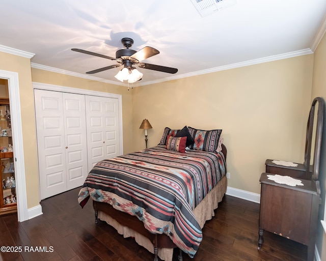 bedroom featuring a closet, ornamental molding, dark hardwood / wood-style floors, and ceiling fan