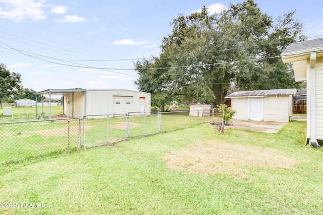 view of yard with a storage shed