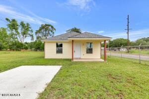 view of front of home with a front lawn