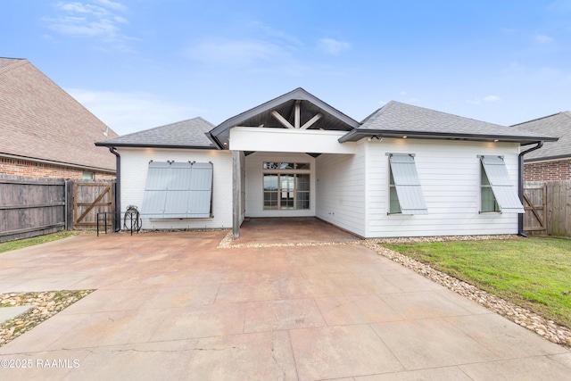 view of front of property with a front yard and a carport