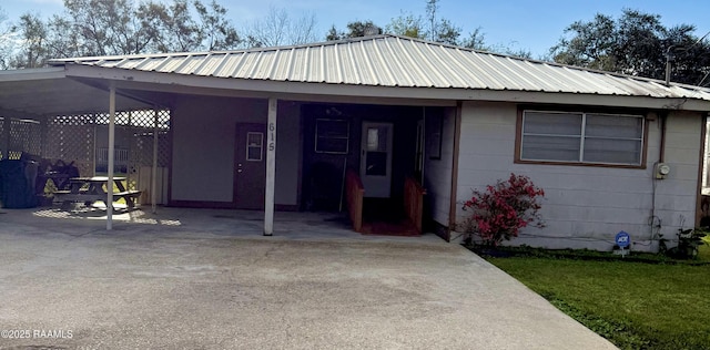 view of front of house featuring a carport