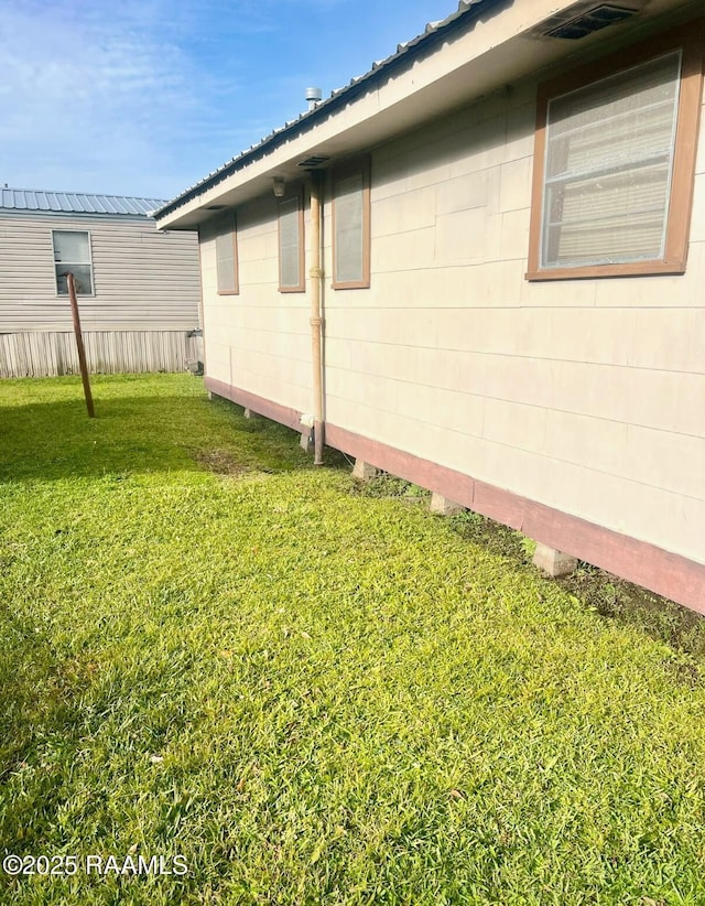 view of side of property featuring a lawn