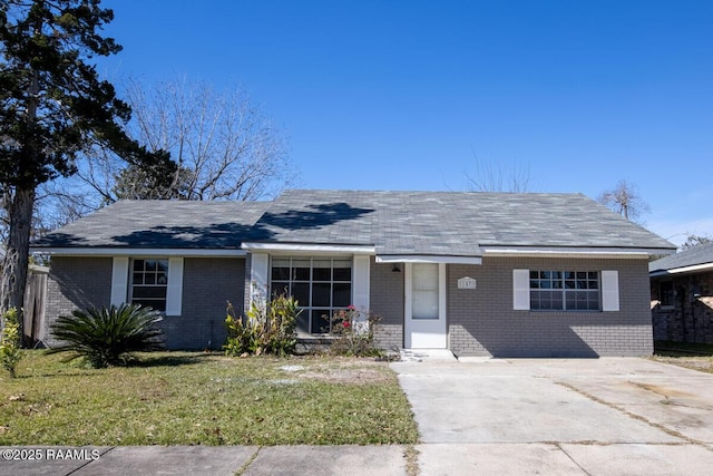 single story home with a front yard