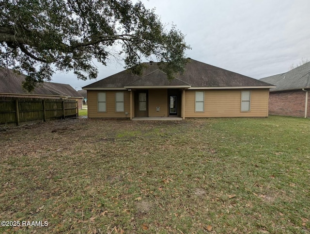 view of front of property featuring a front yard and a patio