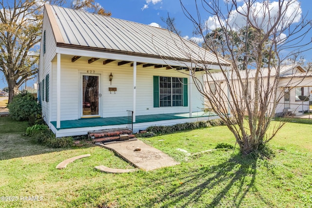 view of front of property with a front lawn