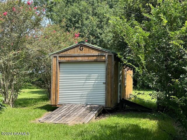 view of outdoor structure with a garage and a yard