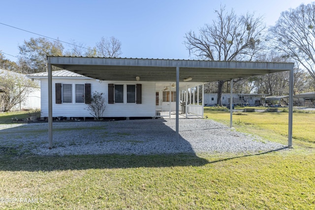 view of front of home featuring a front lawn