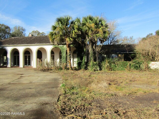 view of front of house featuring a porch, stucco siding, and concrete driveway