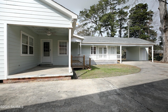 view of front facade with ceiling fan and covered porch