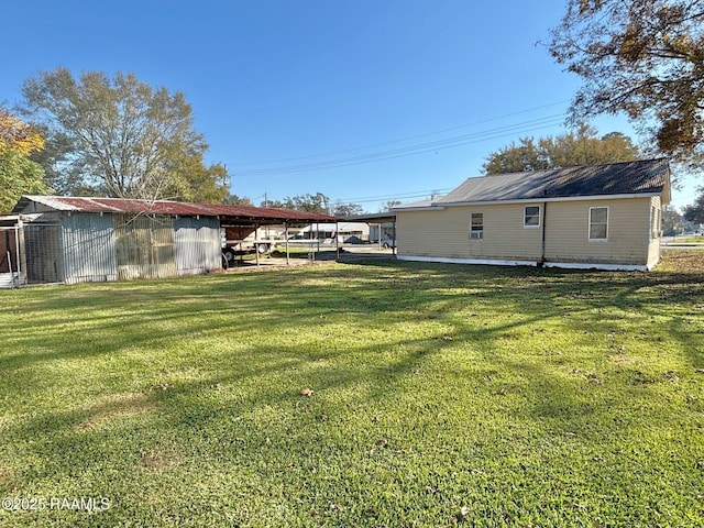 view of yard with an outbuilding