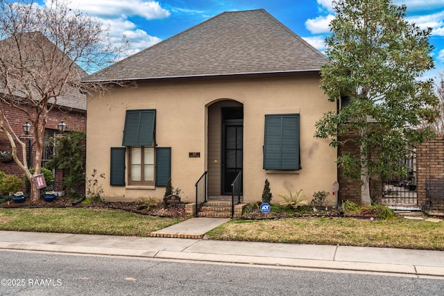 view of front facade featuring a front yard