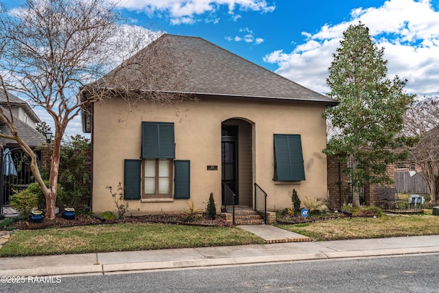 view of front of home featuring a front lawn