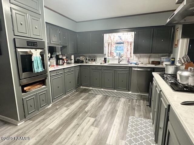 kitchen featuring stainless steel appliances, tasteful backsplash, sink, and gray cabinets